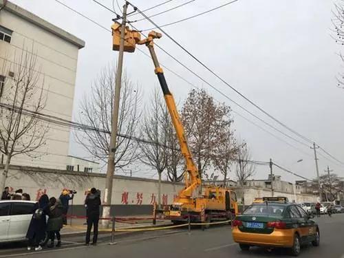 圖為:濟(jì)寧為空氣源熱泵電鍋爐電暖氣等清潔采暖用戶進(jìn)行電網(wǎng)升級(jí)改造施工現(xiàn)場照片 圖為:濟(jì)寧為空氣源熱泵電鍋爐電暖氣等清潔采暖用戶進(jìn)行電網(wǎng)升級(jí)改造施工現(xiàn)場照片